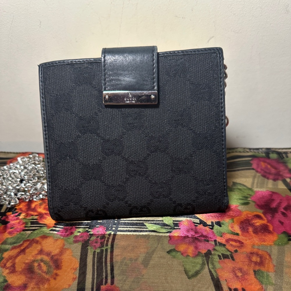 UVGC - Gucci black wallet.